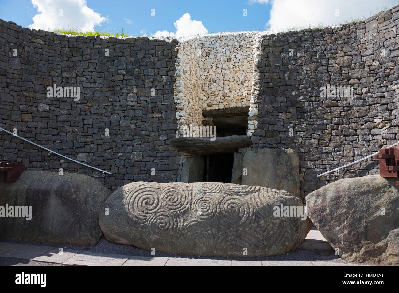 Bloc de pierre sculptée à l'entrée à la tombe enceinte, l'inhumation néolithique liée, Newgrange, comté de Meath, Irlande, Royaume-Uni Banque D'Images