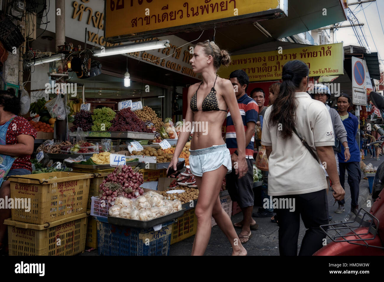 Vêtus de façon inappropriée et très légèrement vêtue femme street Shopping. La Thaïlande Asie du sud-est Banque D'Images