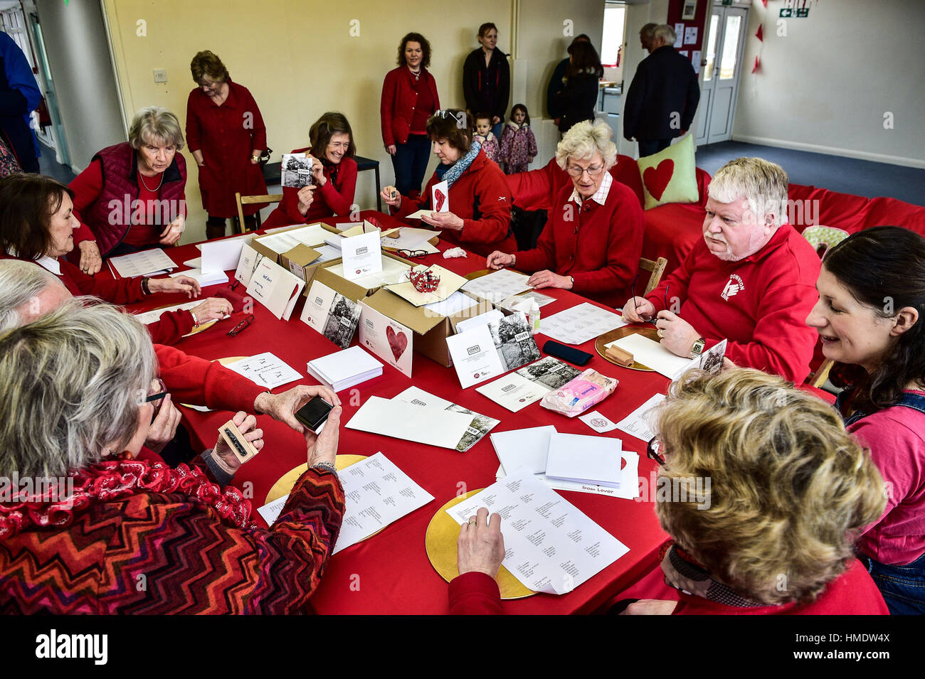 NOTE DE LA RÉDACTION LIBRE PIXELISÉES PAR PA PHOTO 24 messages en ligne sont écrits dans la Saint Valentin cartes dans le bureau de poste dans le village de Lover, New Forest, où les résidents ont lancé une Saint-valentin post service, permettant aux romantiques dans le monde d'envoyer une carte du village du Wiltshire. Banque D'Images