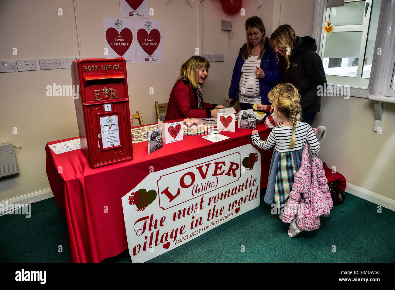 Les gens choisissent valentines cartes dans le bureau de poste dans le village de Lover, New Forest, où les résidents ont lancé une Saint-valentin post service, permettant aux romantiques dans le monde d'envoyer une carte du village du Wiltshire. Banque D'Images