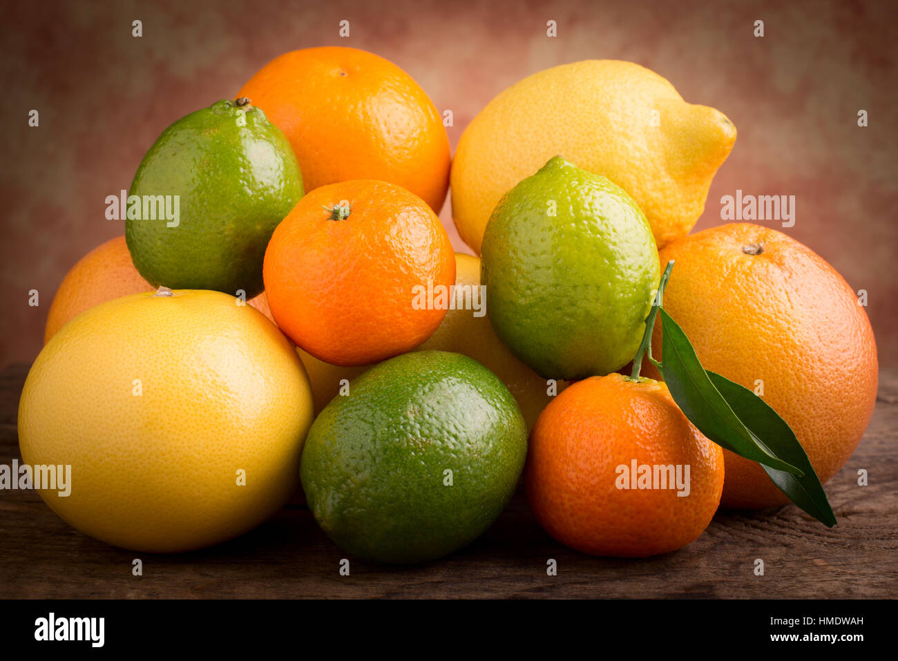 Agrumes sur fond de bois Banque D'Images