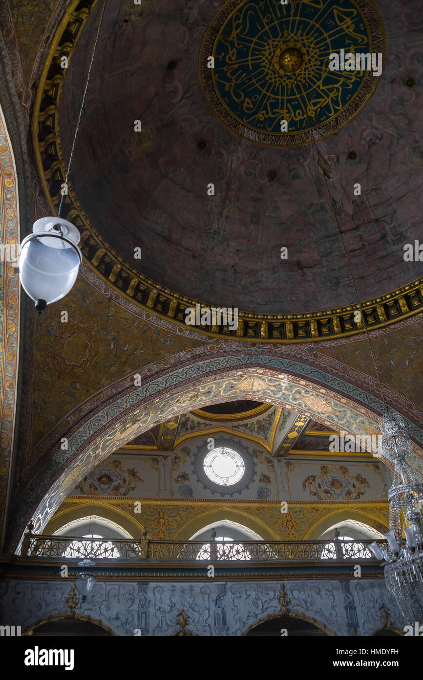 ISTANBUL, TURQUIE - 12 septembre 2010 : plafond décoré dans Imperial Hall dans le palais de Topkapi à Istanbul. Le palais a été l'une des principales résidences de Banque D'Images