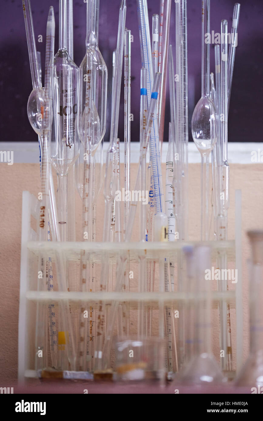 Fiole chimique sur tableau avec les numéros d'échelle Banque D'Images