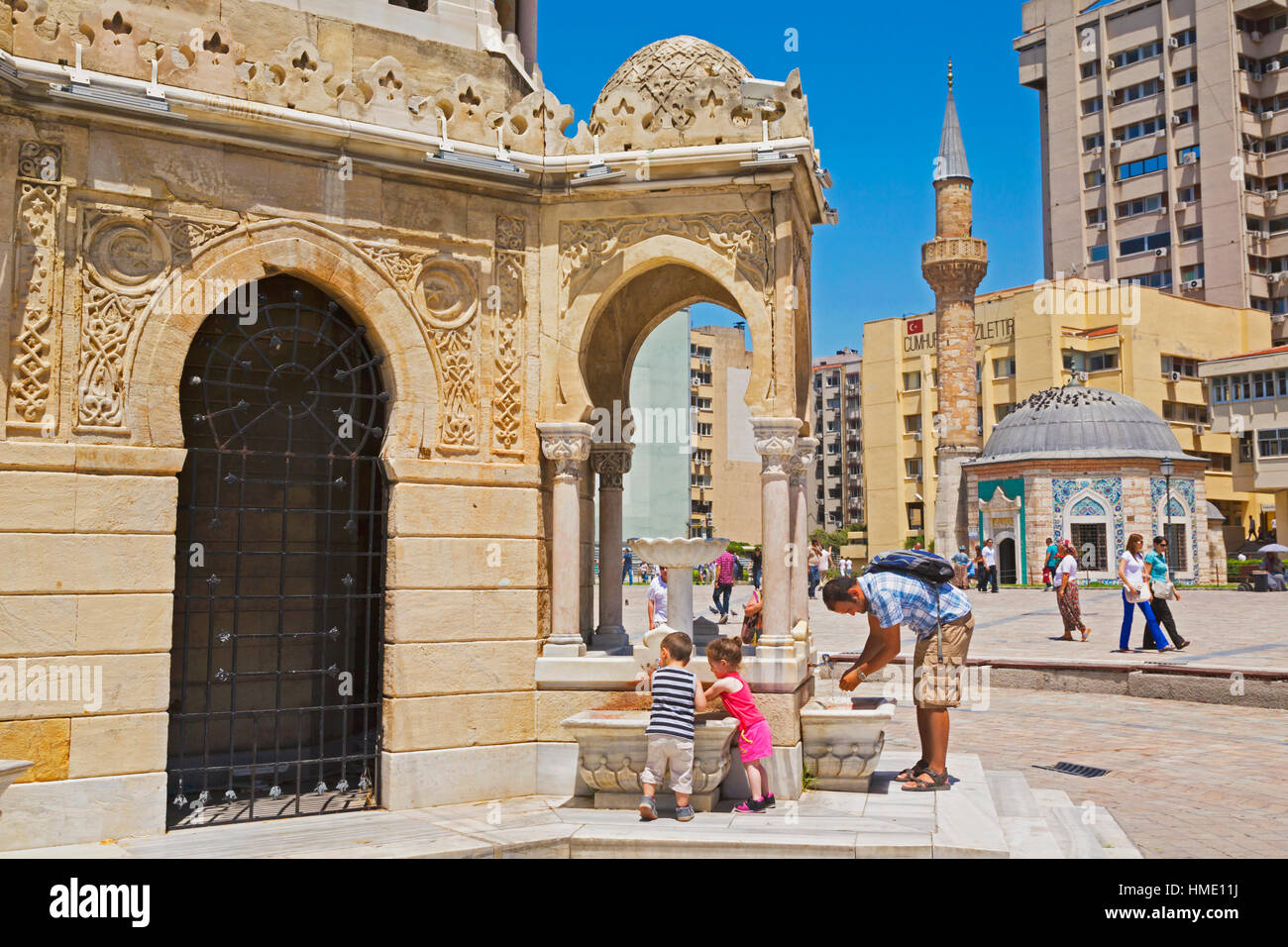 La province d'Izmir, Izmir, Turquie. Konak Square. La mosquée Selimiye ou Konak vu de la tour de l'horloge qui est en partie visible sur la gauche. Banque D'Images