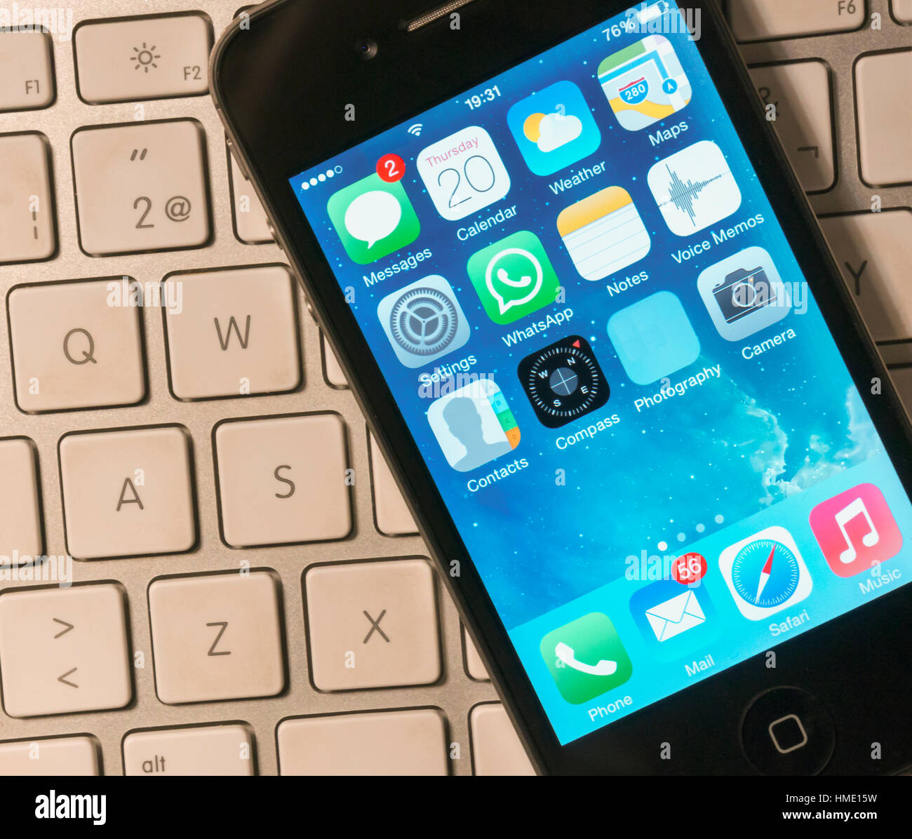 L'Iphone 4s Sur Le Dessus D'Un Clavier Apple Photo Stock - Alamy