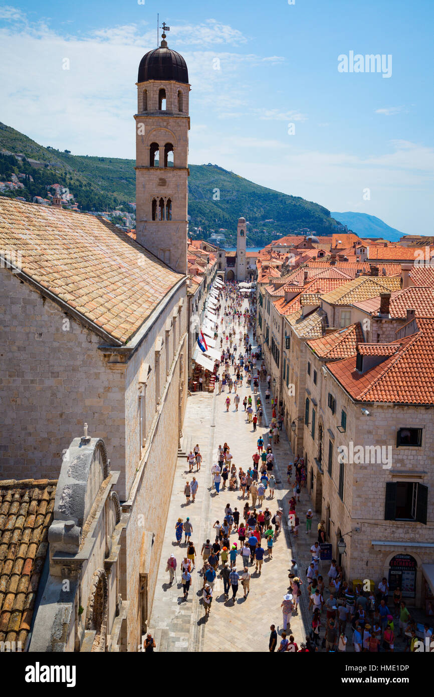 Dubrovnik, Croatie, comté de Dubrovnik-Neretva. Stradun, également connu sous le nom de la Placa, la rue principale de Dubrovnik. Tour d'église de Saint Sauveur, à gauche, et Banque D'Images