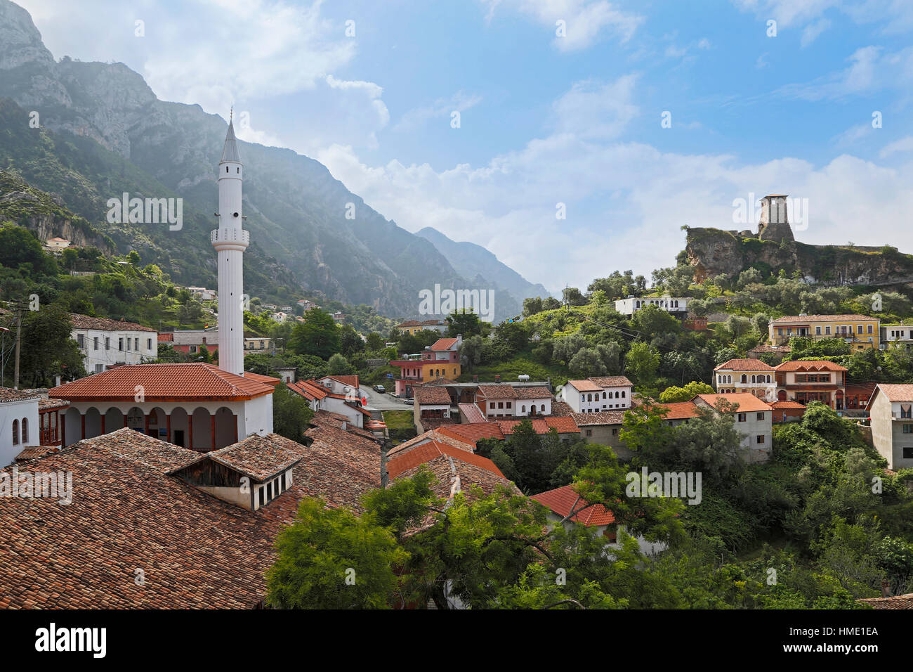 Kruja, comté de Durres, Albanie. Château de Kruja et musée de Skanderbeg. Minaret de la mosquée bazar sur la gauche. La mosquée est sur la liste des religieux Banque D'Images