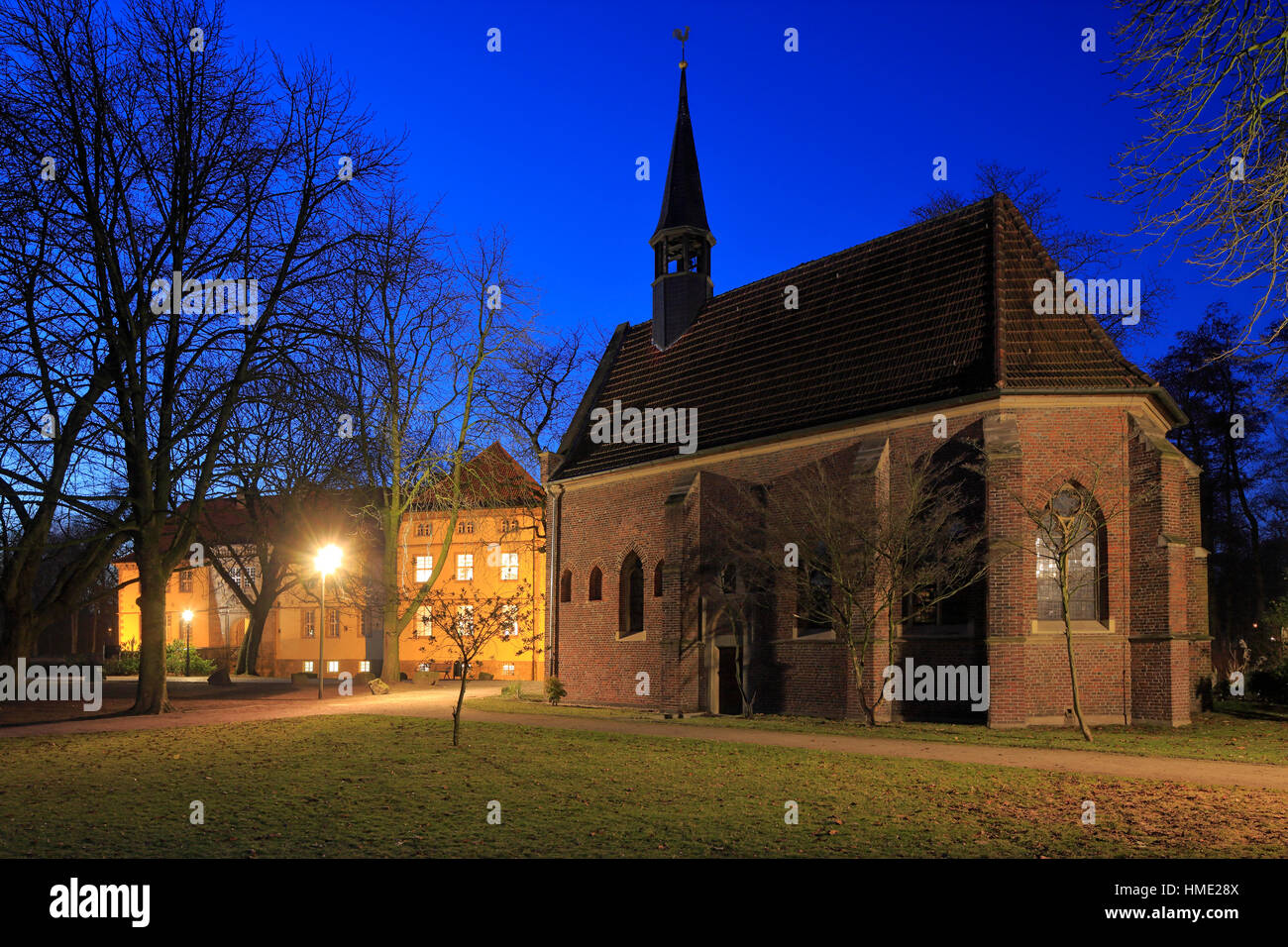 De Struenkede Schloss, Kapelle, de Struenkede Wasserschloss und Schlosskapelle, Abendstimmung im Schlosspark, Herne-Baukau, Ruhr, Allemagne Banque D'Images