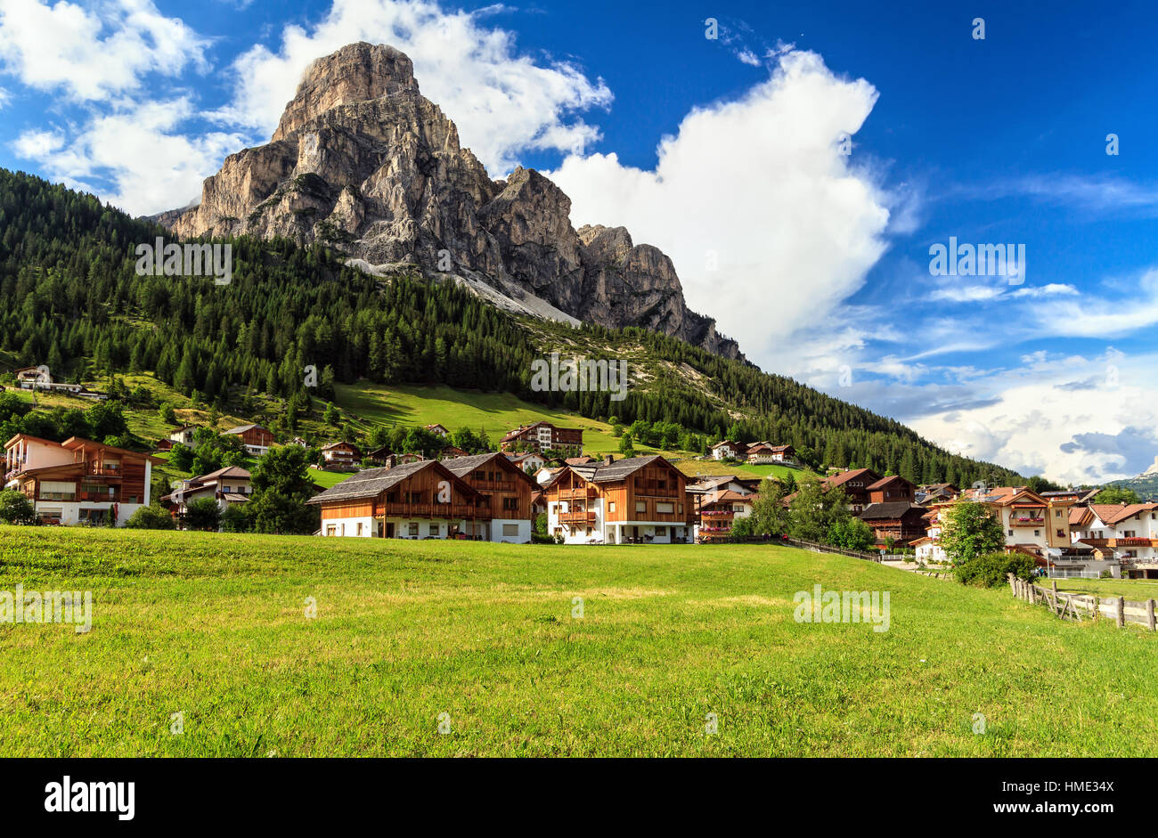 Aperçu de Corvara in Badia ville et Sassongher, monter sur l'été, le Tyrol du sud, Italie Banque D'Images