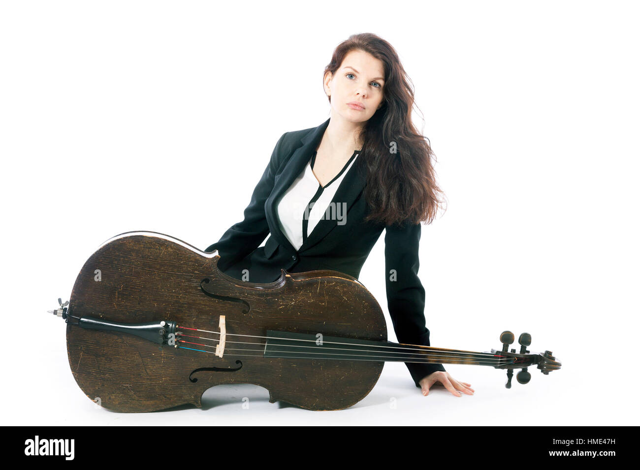 Belle brune avec violoncelle en studio against white background Banque D'Images