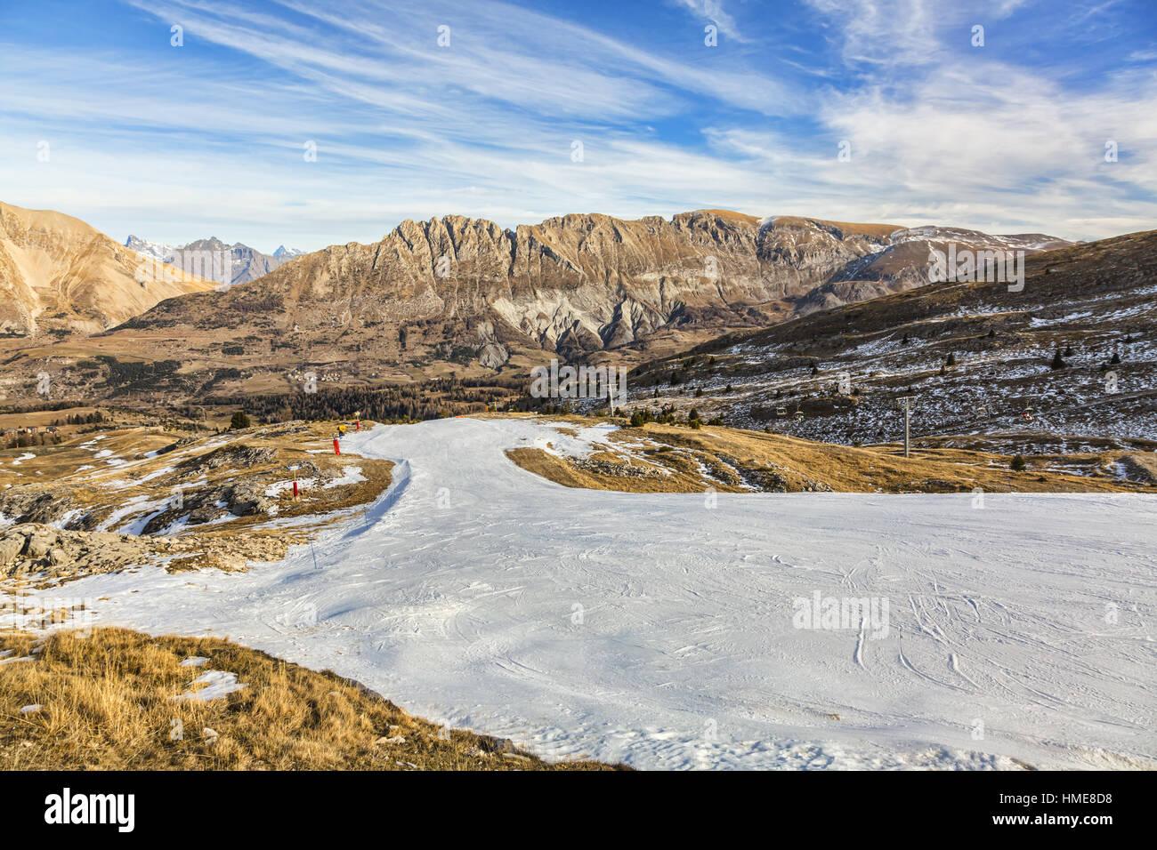 Image d'une piste de ski de neige artificielle vide dans Devuloy massif dans les Alpes françaises au cours de l'hiver. Banque D'Images