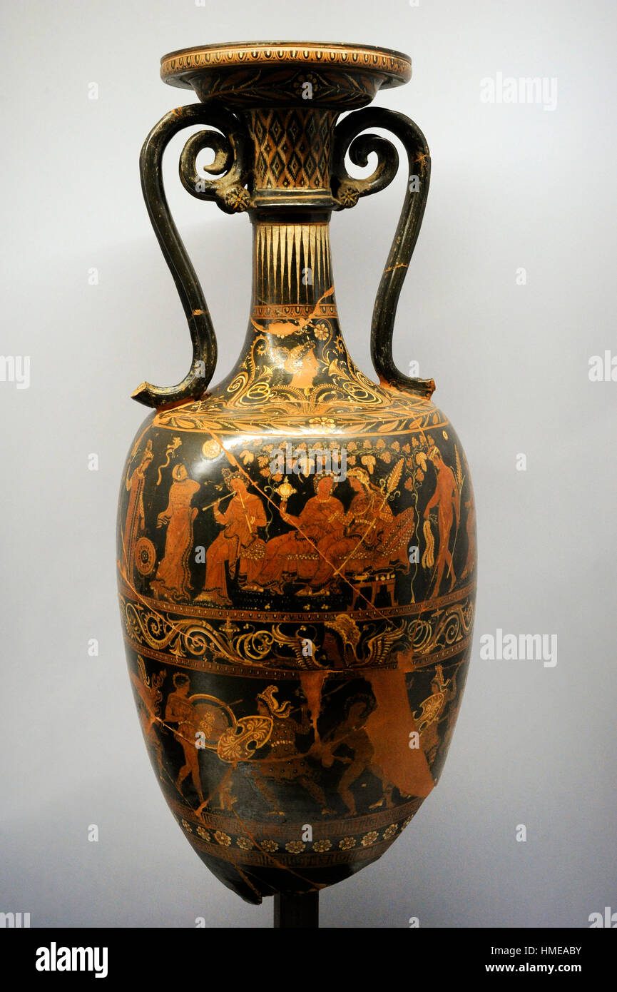 Dionysos avec Ariadne sur un banquet en vigne. Loutrophoros (pour l'eau lustrale). Peintre Varrese (350-340 avant J.-C.). Faite dans les Pouilles, à partir de Ruvo di Puglia. Musée Archéologique National. Naples. L'Italie. Banque D'Images