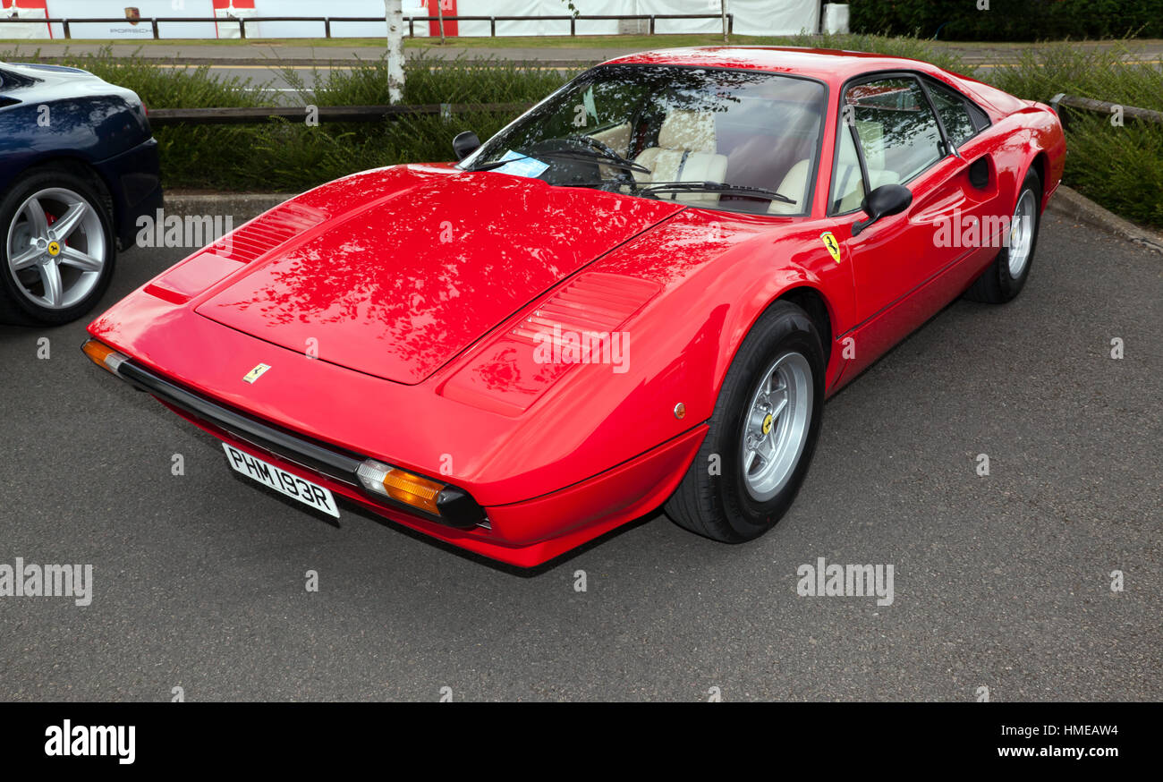 Trois-quart vue frontale d'un 1976, rouge, Ferrari 308 GTB, Berlinetta, au 2016 Silverstone Classic Banque D'Images