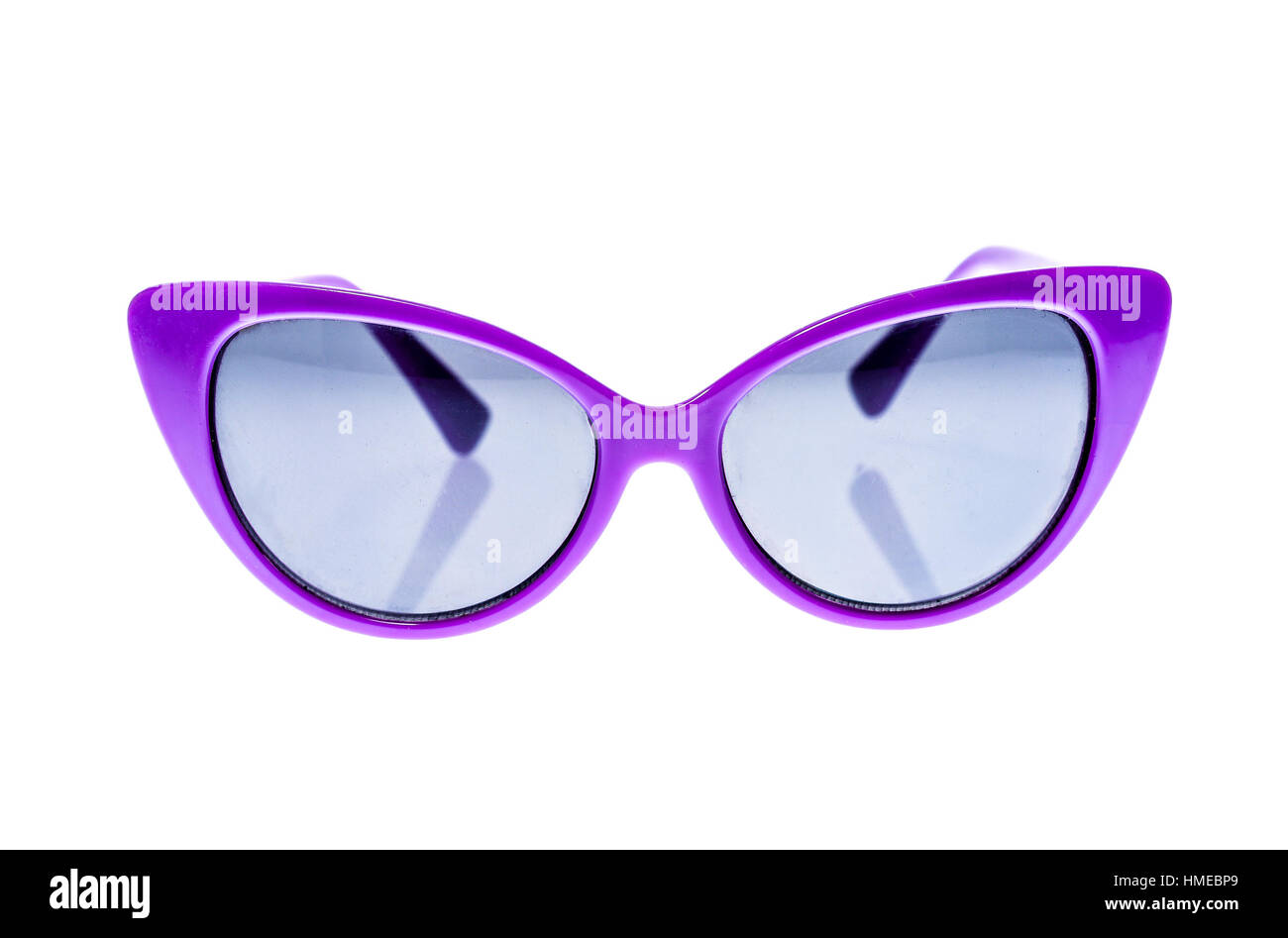 Enfants violet lunettes de soleil, lunettes de soleil, isolé sur fond blanc. Lunettes enfant couleur protection contre le soleil et les rayons UV. Concept de soleil Banque D'Images