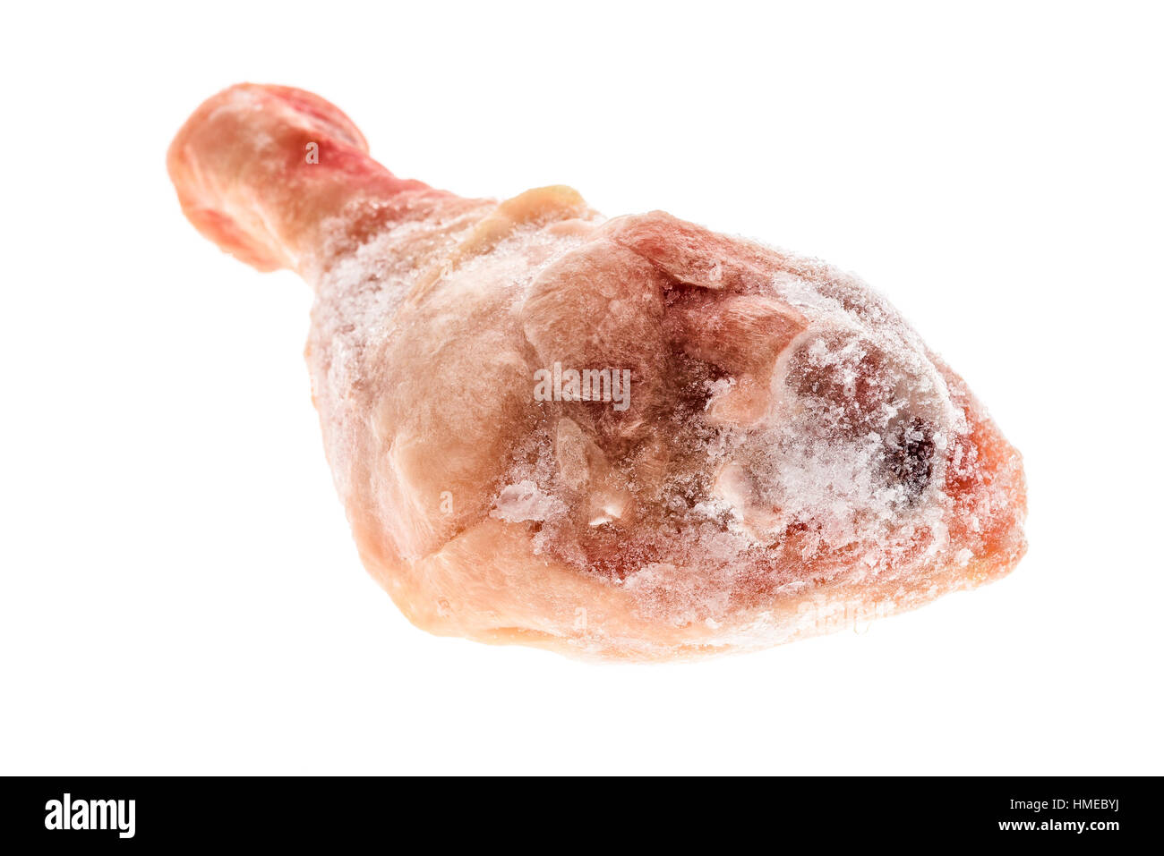 La viande de poulet congelées isolé sur blanc. Morceau de volaille crus surgelés bâton de tambour avec des cristaux de glace sur elle. Banque D'Images
