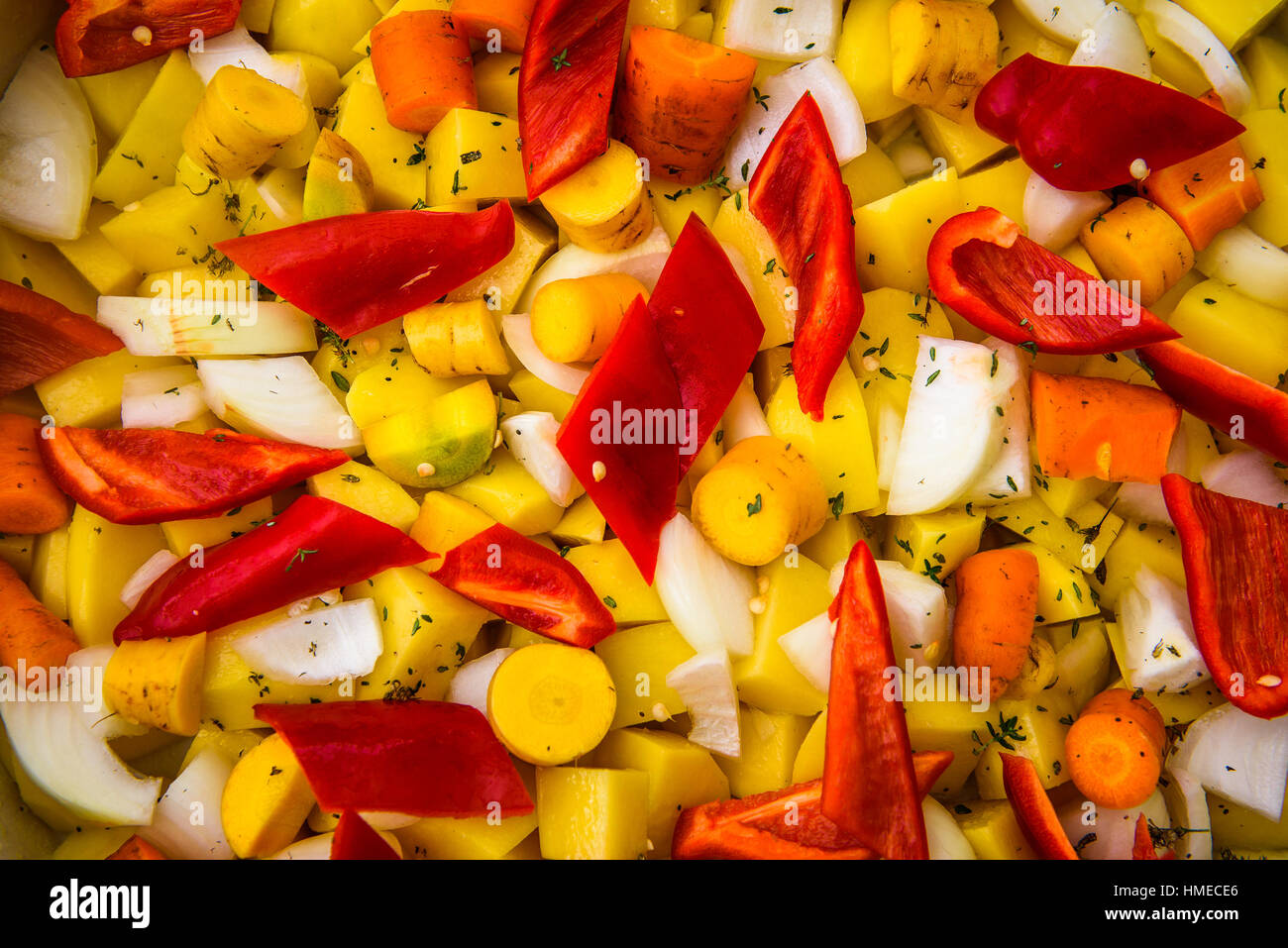 Mélange de légumes frais pour la salade ou un plat avec des épices. Autre variété de légumes avec carottes, poivrons, pommes de terre, les oignons et l'ail. Studio sh Banque D'Images