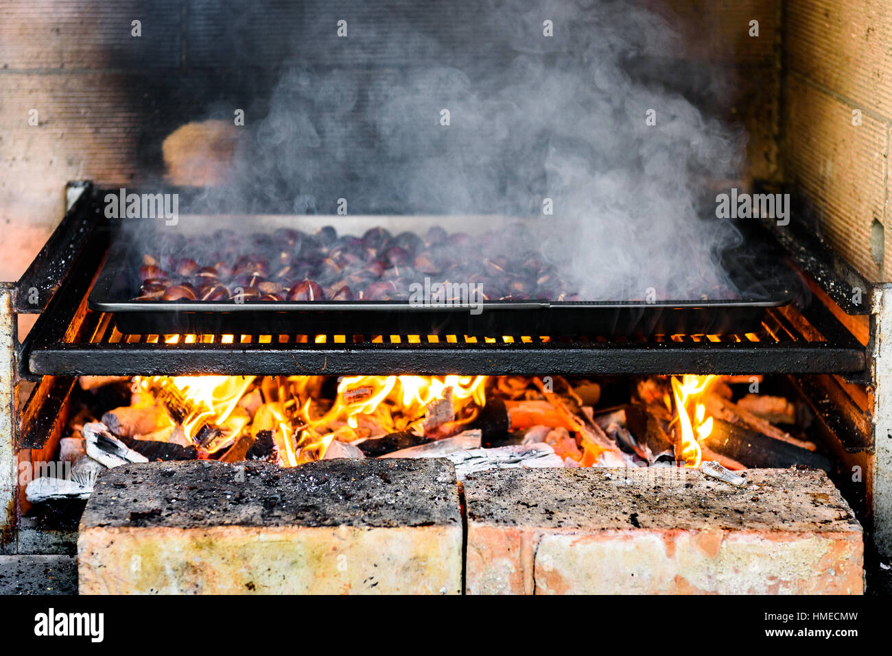 La Torrefaction Chataignes Grillees Sur Barbecue Avec Des Flammes Le Feu Et Le Charbon De Bois Des Chataignes Grillees Sont Prepares En Barbecue Cheminee Photo Stock Alamy