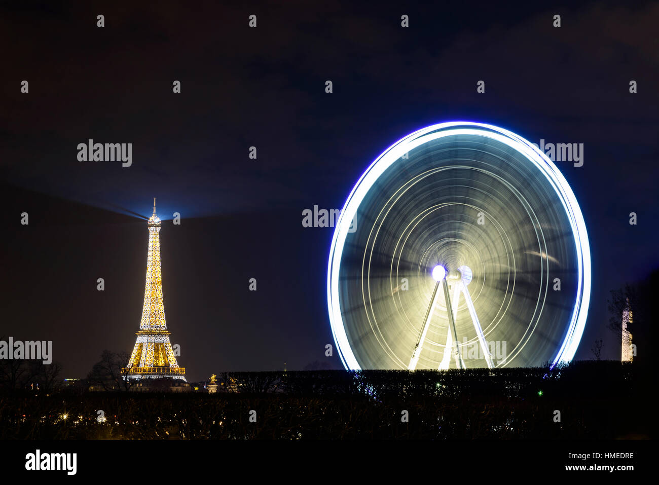 La grande roue sur la place de la Concorde et la tour Eiffel la nuit, France. Avis de l'hôtel Westin Paris - Vendôme. Banque D'Images