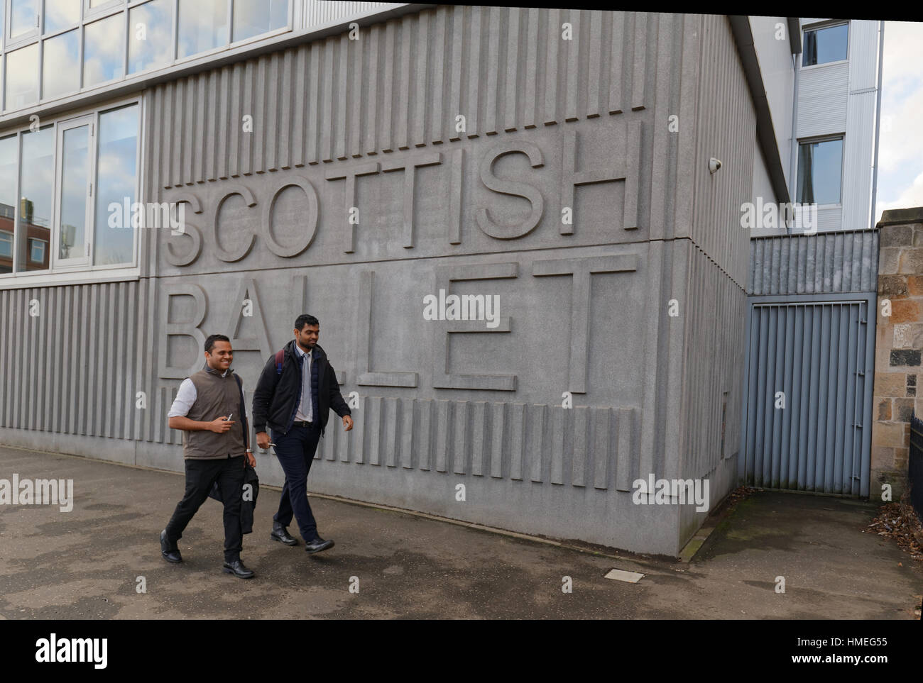 Les élèves l'Ecosse Scottish Ballet signe sur street au Royaume-Uni scène quotidienne Banque D'Images