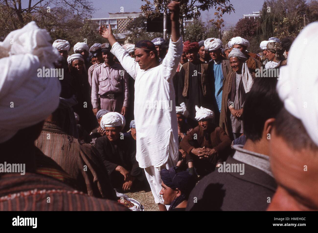 Photo de groupe de soldats afghans en congé de regarder un spectacle dans le parc Zarnegar, Kaboul, Afghanistan. Novembre, 1973. Aucun. Banque D'Images