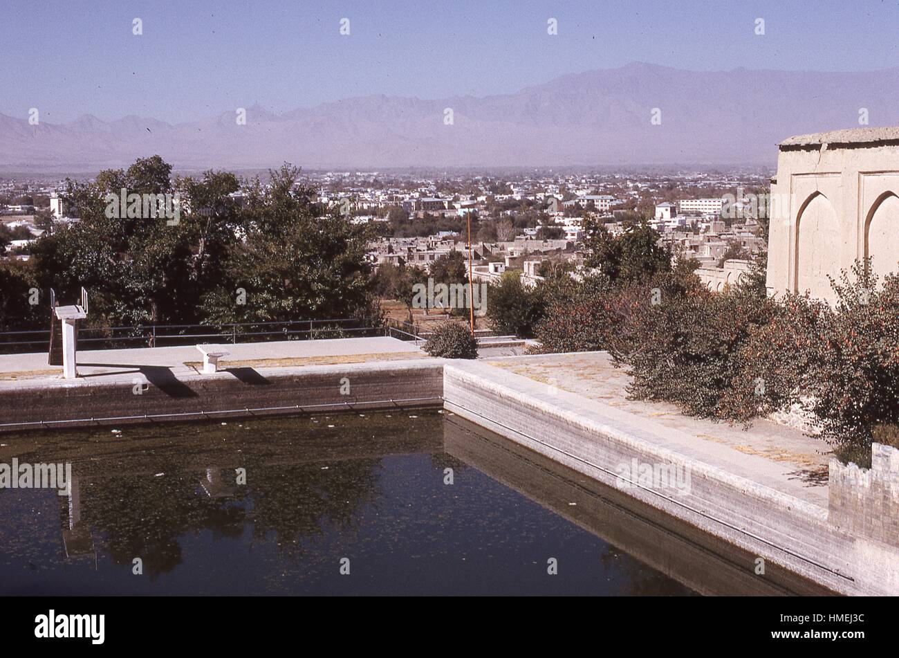 Vue de la ville de Kaboul, Afghanistan du sud-ouest, comme vu du haut de Kuh-e Sher Darwaza Mountain et le parc historique de Bagh-e Babur, connu sous le nom de Jardins de Babur. Novembre, 1973. (Photo de la Collection Morse/Gado/Getty Images). Banque D'Images