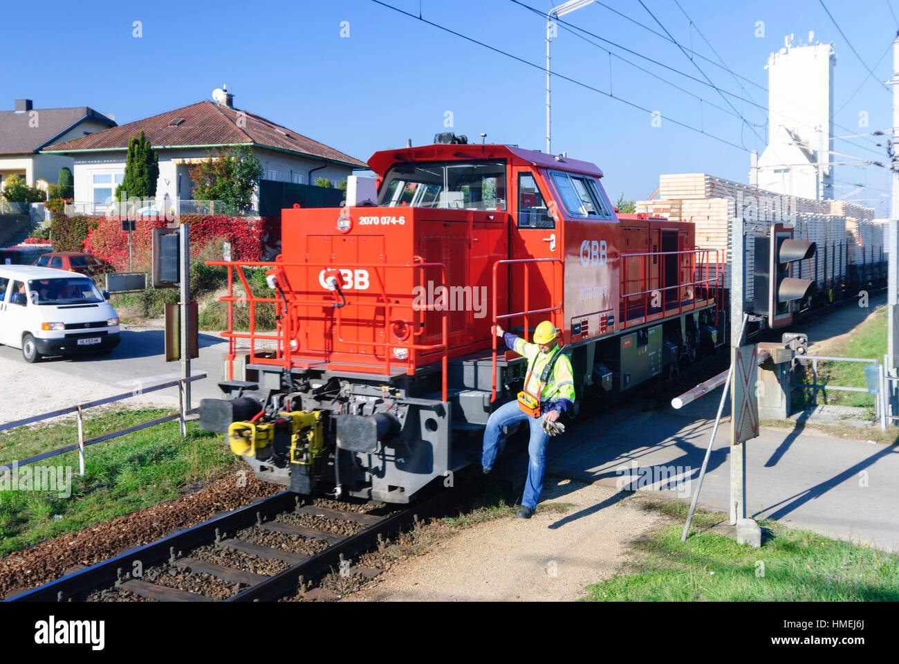 Retz : passage à niveau, train de manœuvre, Weinviertel, Niederösterreich, Basse Autriche, Autriche Banque D'Images