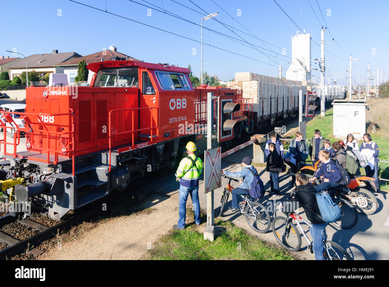 Retz : passage à niveau, train de manœuvre, Weinviertel, Niederösterreich, Basse Autriche, Autriche Banque D'Images