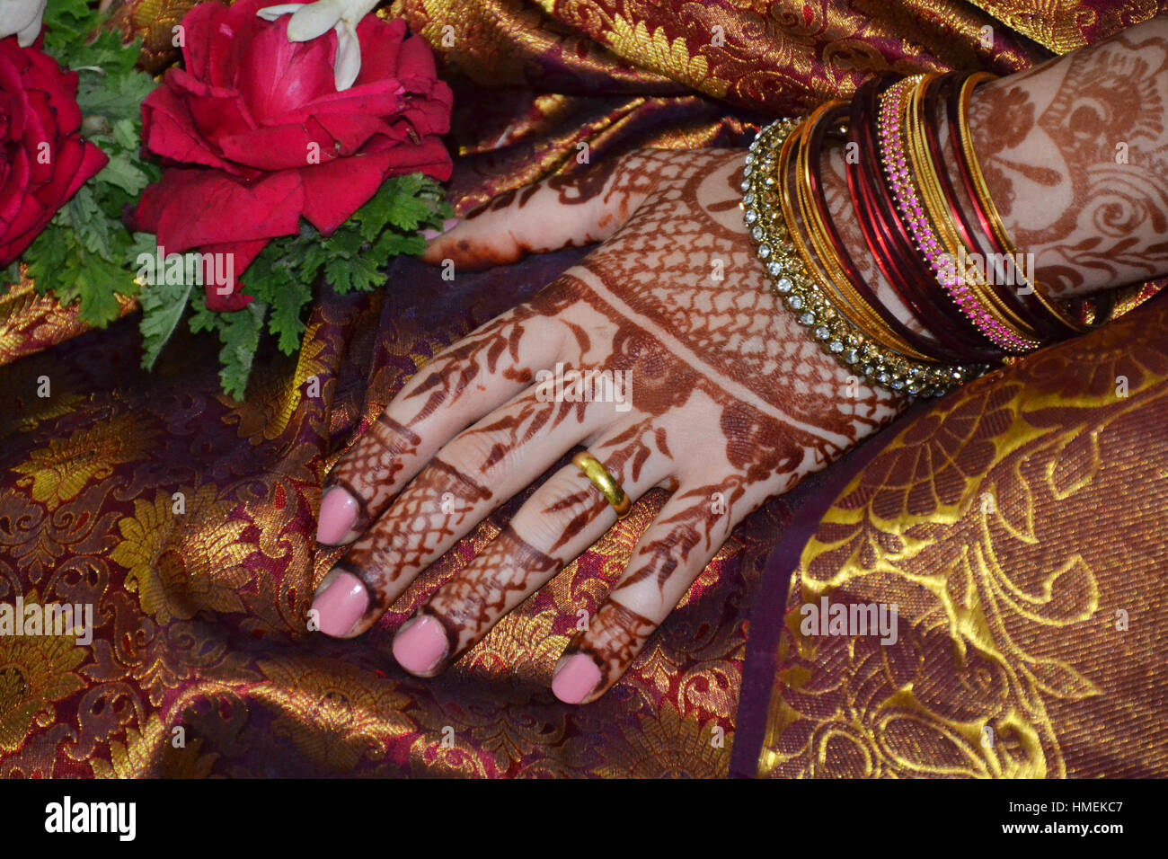 La main de femme tatouage mehndi suite nuptiale Banque D'Images