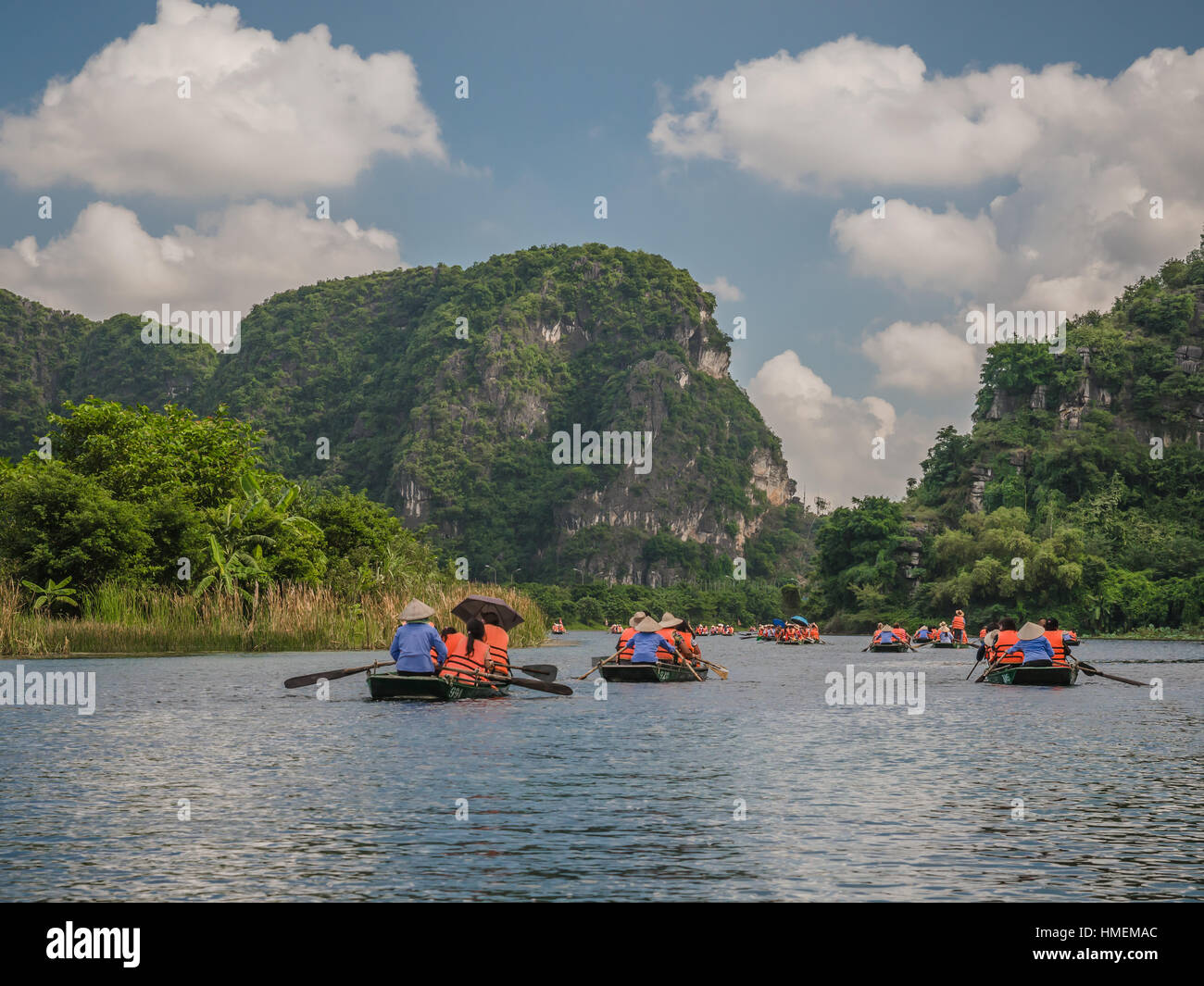 Canal de la rivière remplie de bateaux à rame en tenant les touristes dans les montagnes du Vietnam à Trang un paysage pittoresque Banque D'Images