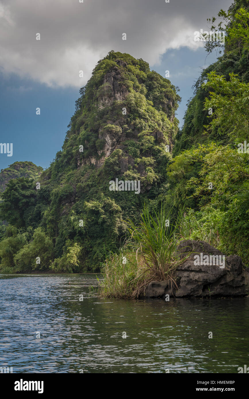 Montagnes karstiques le long de la rivière Rouge au Vietnam's Trang un paysage pittoresque Banque D'Images