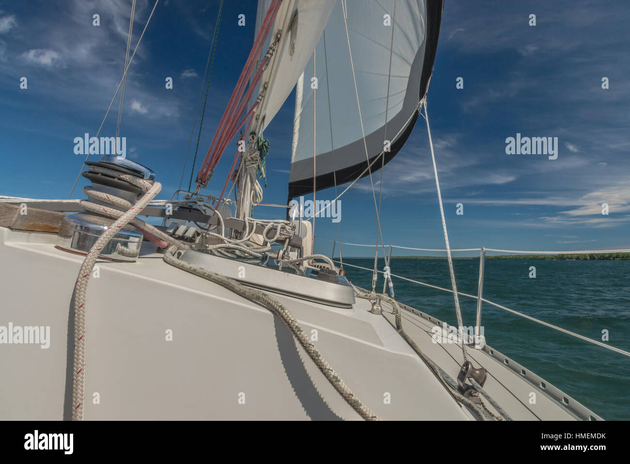 Proue d'un yacht en fibre de verre blanc sous voiles dans le lac Supérieur, Apôtre des îles dans les Grands Lacs sur une journée ensoleillée Banque D'Images
