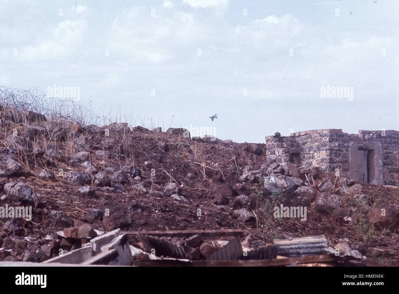 Vue paysage de bâtiments démolis, métal et pierres gravats, avec feuillage morts le long de la colline, situé à l'extérieur de la ville de Quneitra, la Syrie, le long de la frontière avec Israël dans le Golan, Novembre, 1967. Vol d'un avion dans le centre historique. (Photo de la Collection Morse/Gado/Getty Images). Banque D'Images