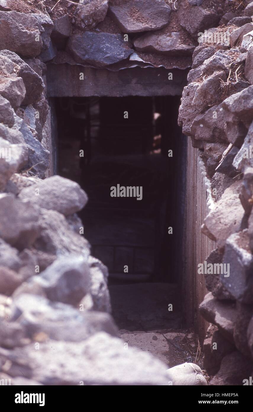 Mur rocheux entrée de bunker souterrain de chambre à Quneitra, Syrie, Novembre, 1967. Banque D'Images