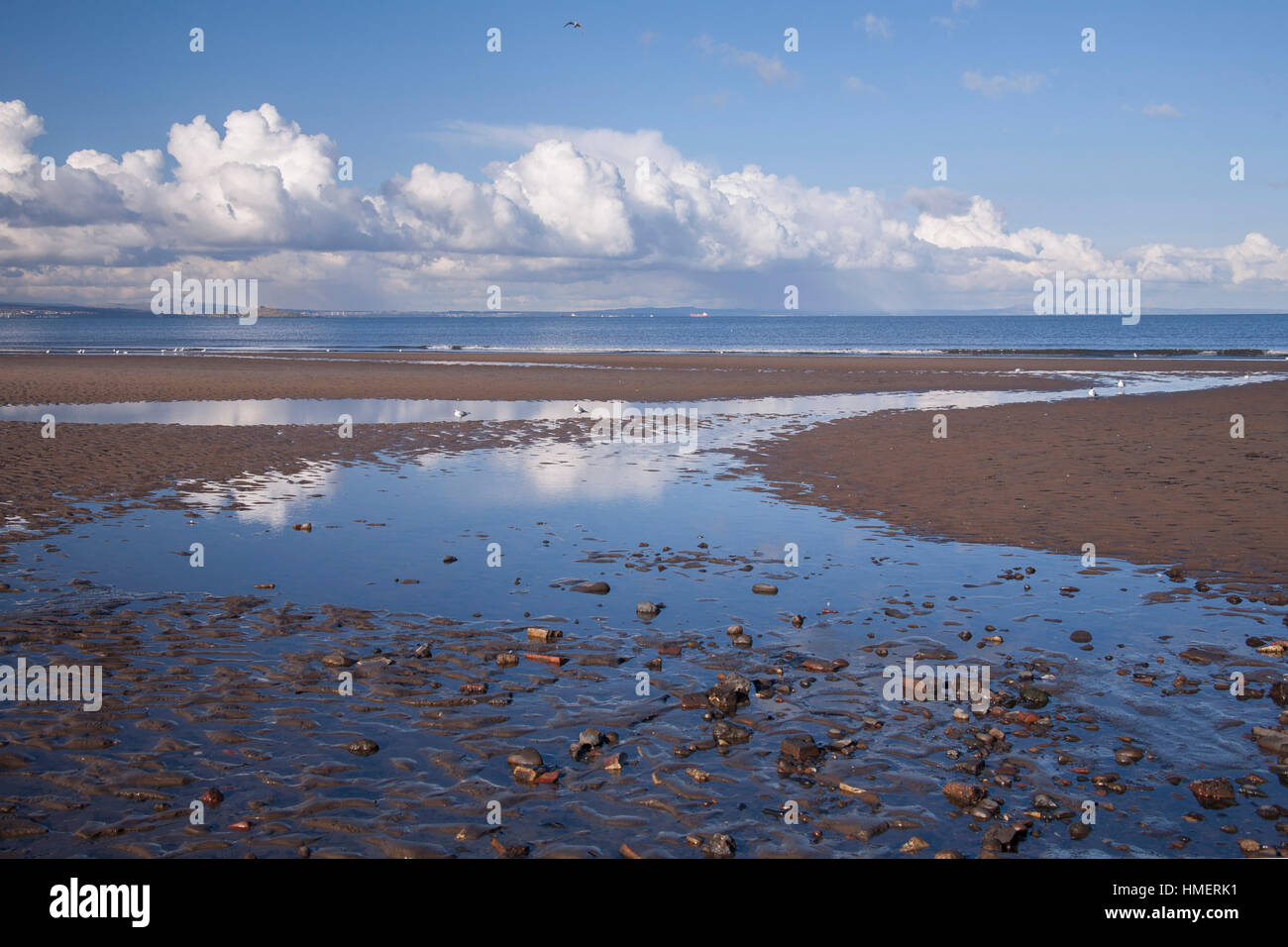 La plage de Portobello à Edimbourg avec flaque de mer et mouettes. Ciel