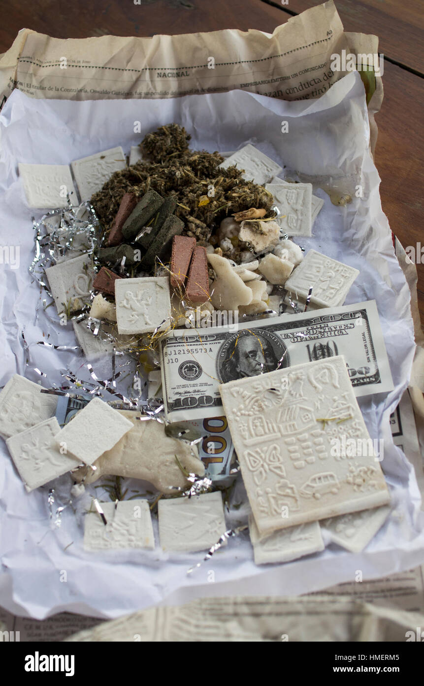 Août à La Paz, Bolivie, sorcières ou chifleras préparer une offrande, une mesa, pour la mère, la pachamama, la divinité avec sucre figurines, un lama séché Banque D'Images