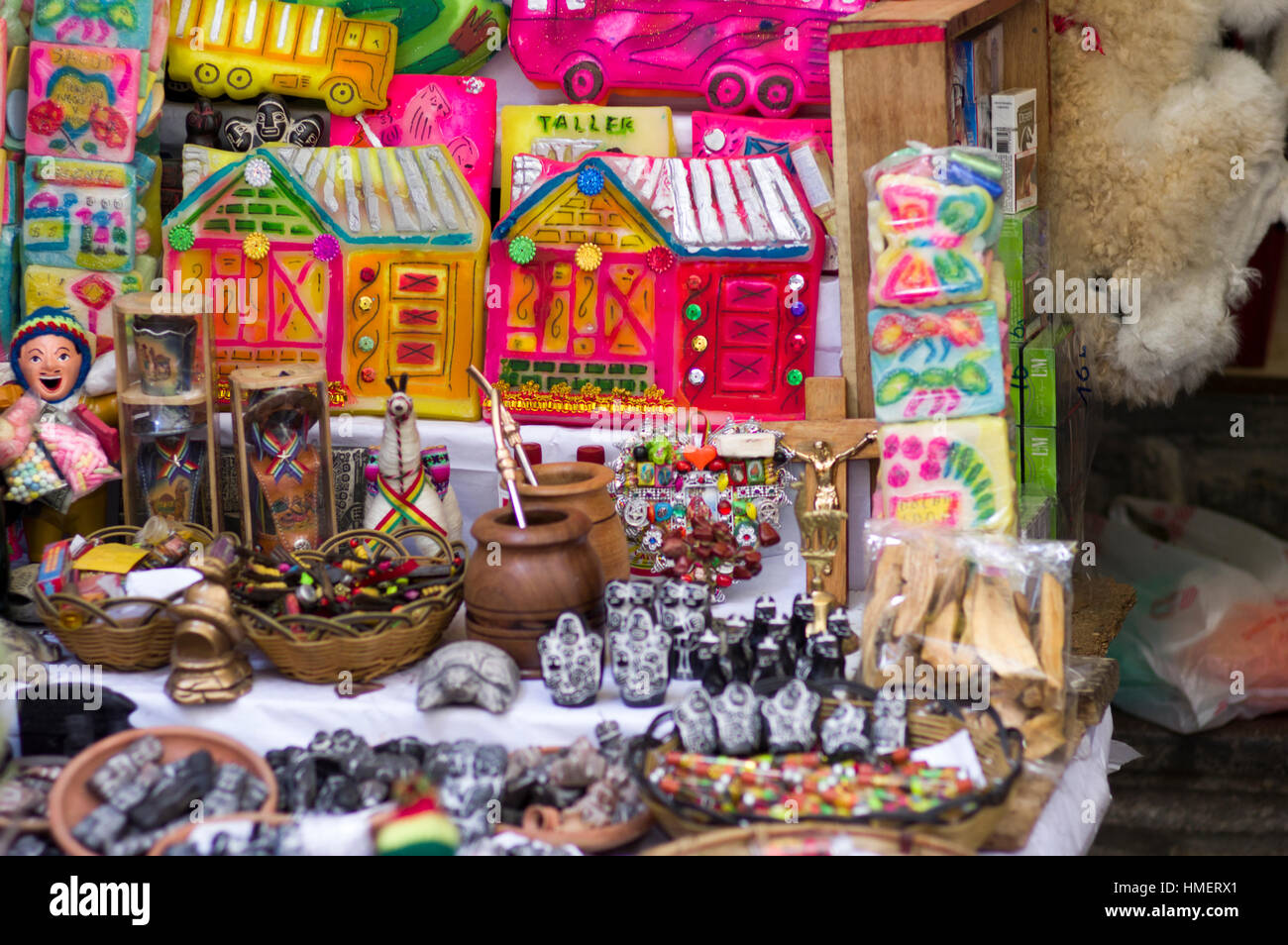 Souvenirs et articles pour la médecine traditionnelle et la sorcellerie en vente Marché des sorcières, Calle de las Brujas, La Paz, Bolivie Banque D'Images