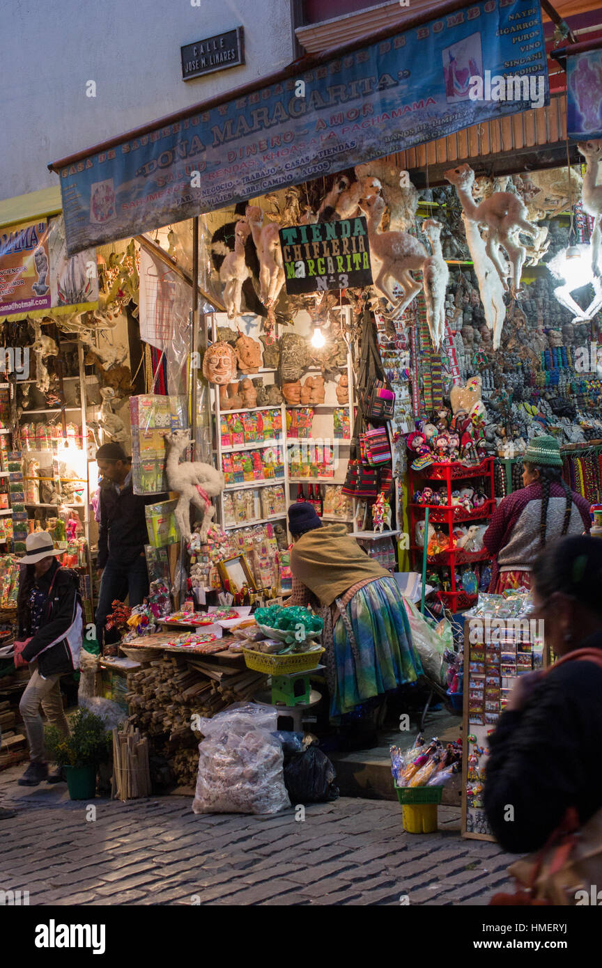 Marché des sorcières, Calle de las Brujas, à La Paz, Bolivie, au crépuscule, attraction touristique populaire et la médecine traditionnelle Banque D'Images