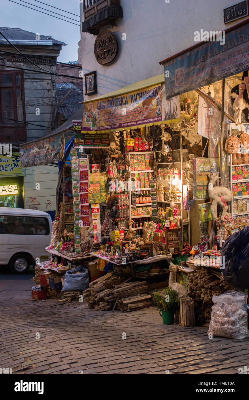 Marché des sorcières, Calle de las Brujas, à La Paz, Bolivie, au crépuscule, attraction touristique populaire et la médecine traditionnelle Banque D'Images