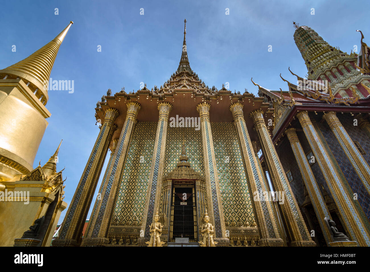 Phra Si Rattana Chedi (L), Phra Mondop (milieu), Panthéon Royal (R) dans le Wat Phra Kaew, à Bangkok (Thaïlande) Banque D'Images