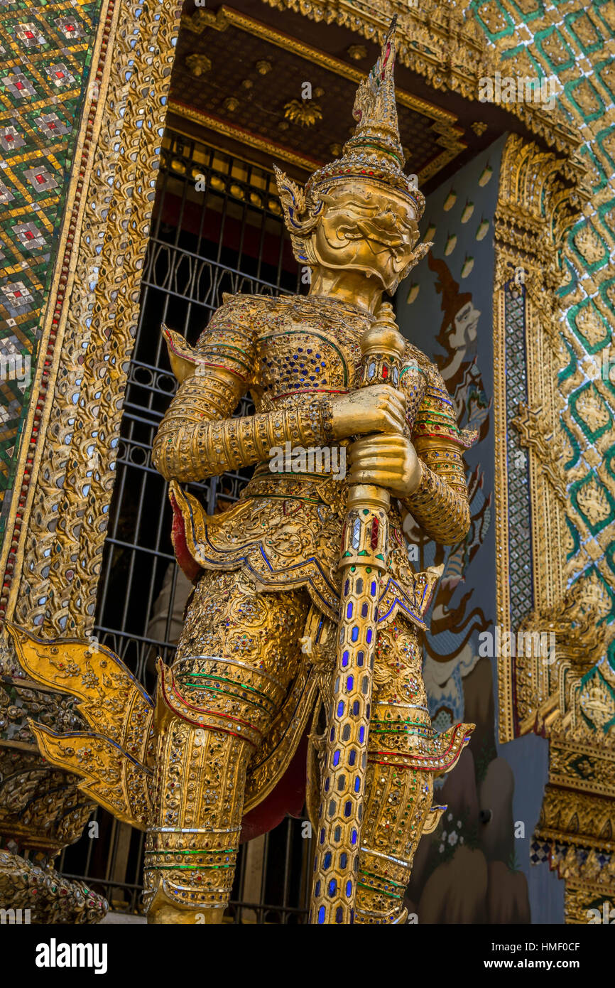 Statues impressionnante garde une entrée du bâtiment en Wat Phra Kaew, à Bangkok (Thaïlande) Banque D'Images