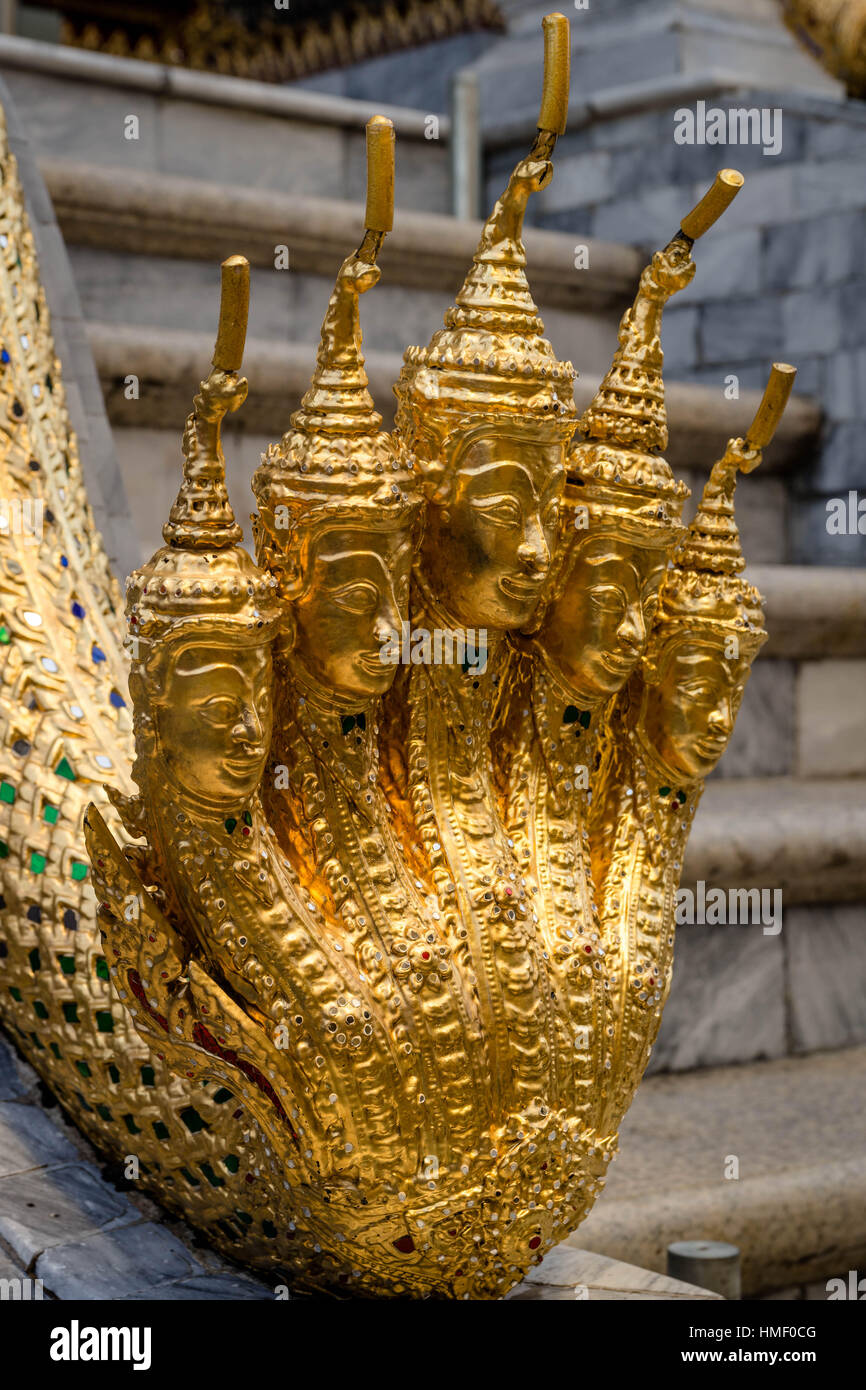 Élaborer des statues de doigt à l'entrée d'une entrée de l'édifice en Wat Phra Kaew, à Bangkok (Thaïlande) Banque D'Images