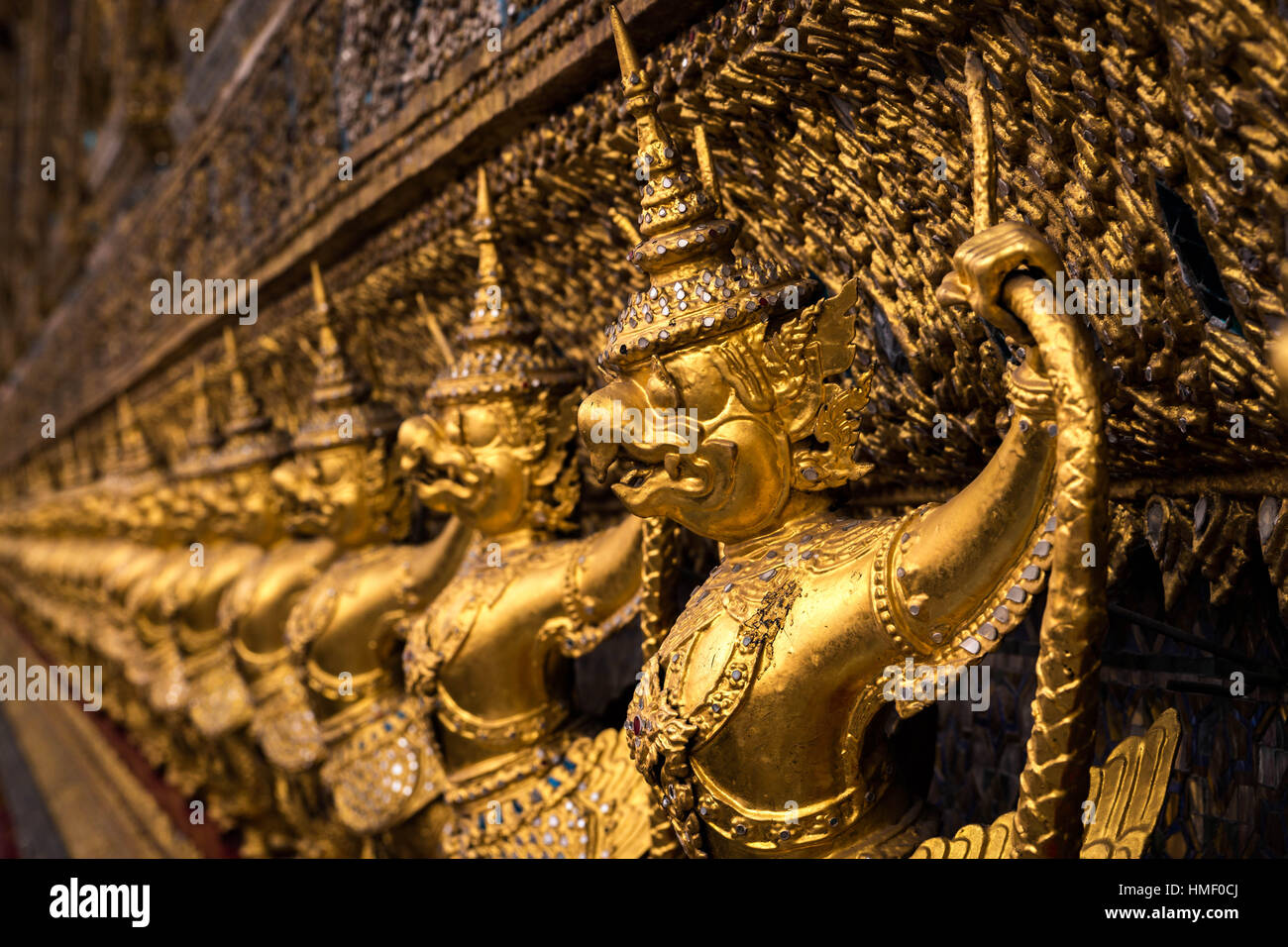 Doublure de statues l'un des temples de Wat Phra Kaew, à Bangkok (Thaïlande) Banque D'Images