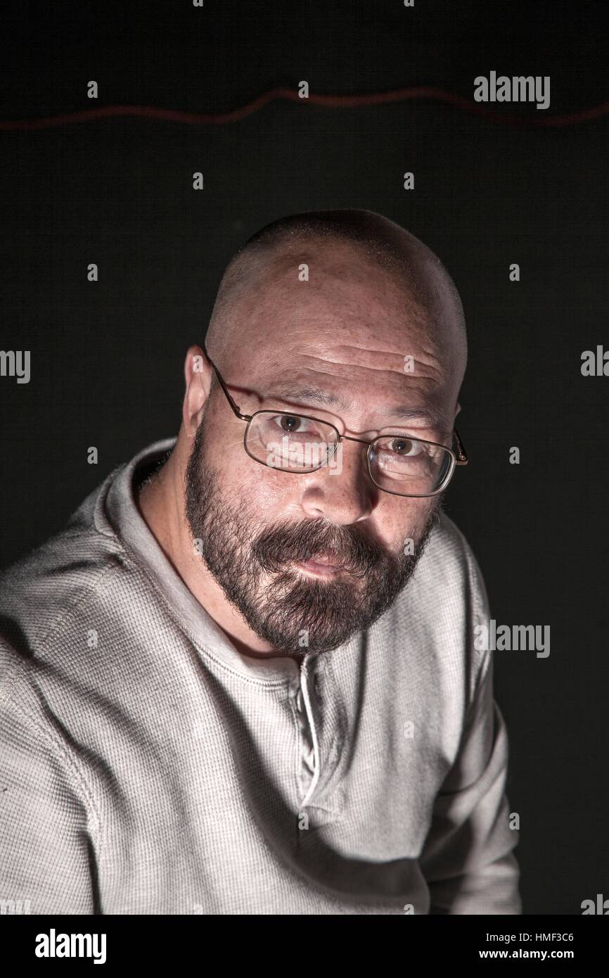 L'âge moyen homme chauve avec une barbe et des lunettes Photo Stock - Alamy
