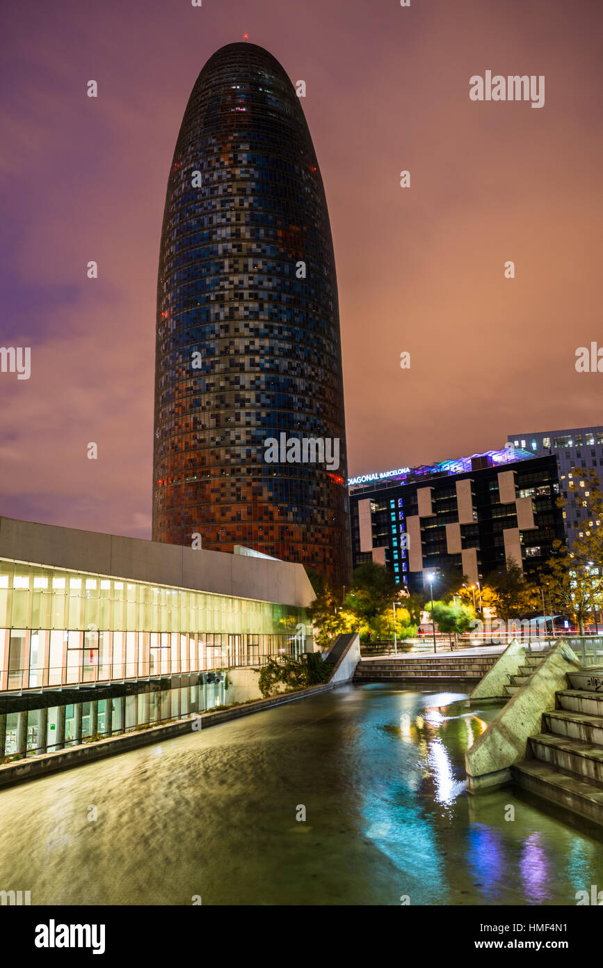 Vue nocturne de gratte-ciel Torre Agbar conçu par l'architecte français Jean Nouvel, Barcelone, Catalogne, Espagne Banque D'Images