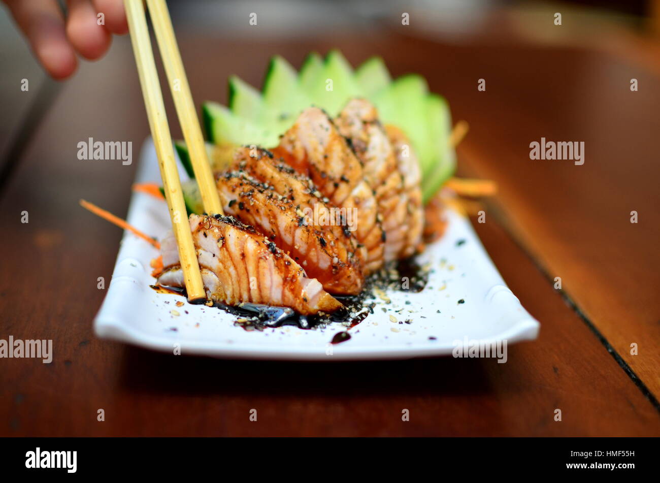 Tranches de saumon gros plan comme sashimi - nourriture japonaise cousine Banque D'Images