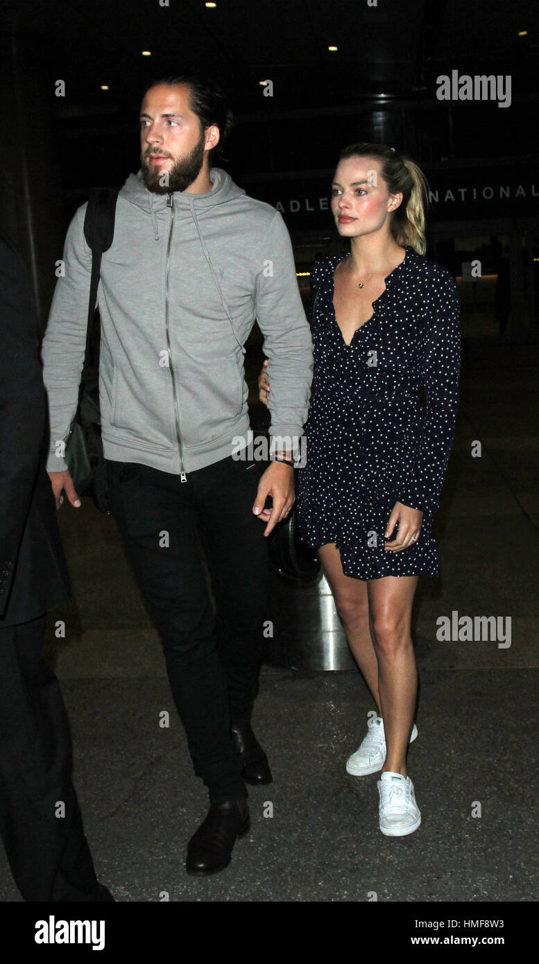Margot Robbie Et Son Mari Margot Robbie et son mari Tom Ackerley à l'Aéroport International de Los  Angeles (LAX) comprend :
