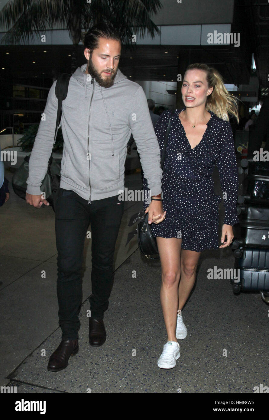 Margot Robbie Et Son Mari Margot Robbie et son mari Tom Ackerley à l'Aéroport International de Los  Angeles (LAX) comprend :