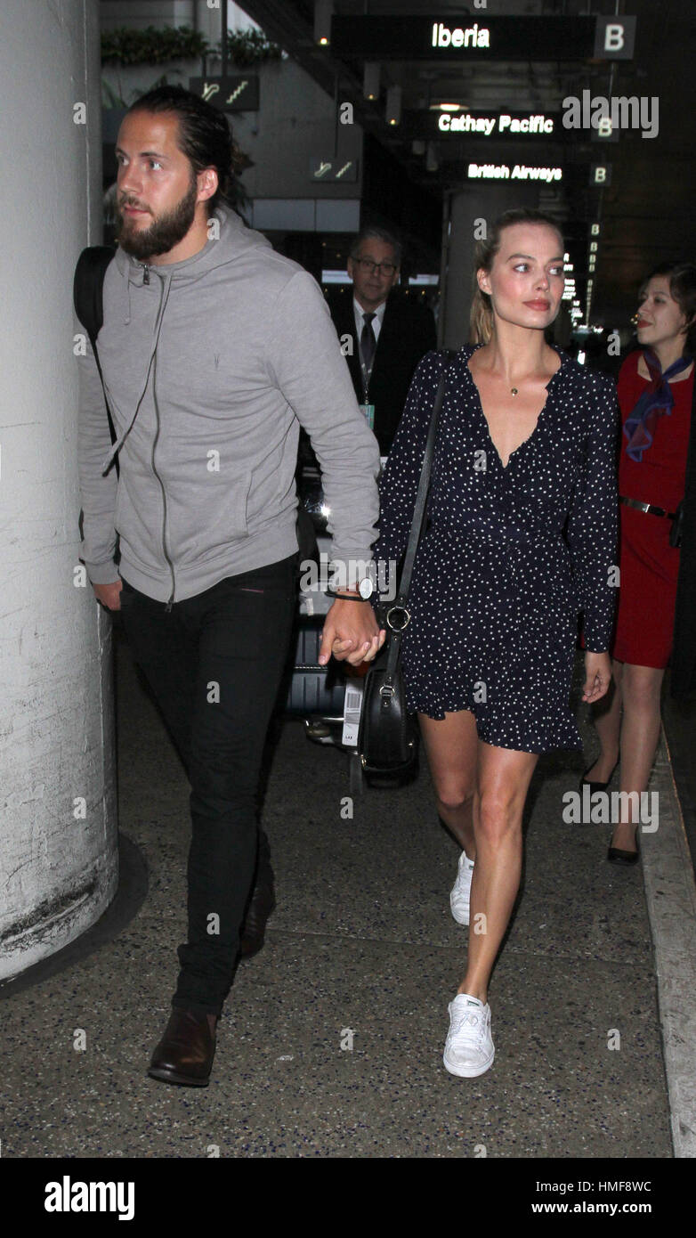 Margot Robbie Et Son Mari Margot Robbie et son mari Tom Ackerley à l'Aéroport International de Los  Angeles (LAX) comprend :