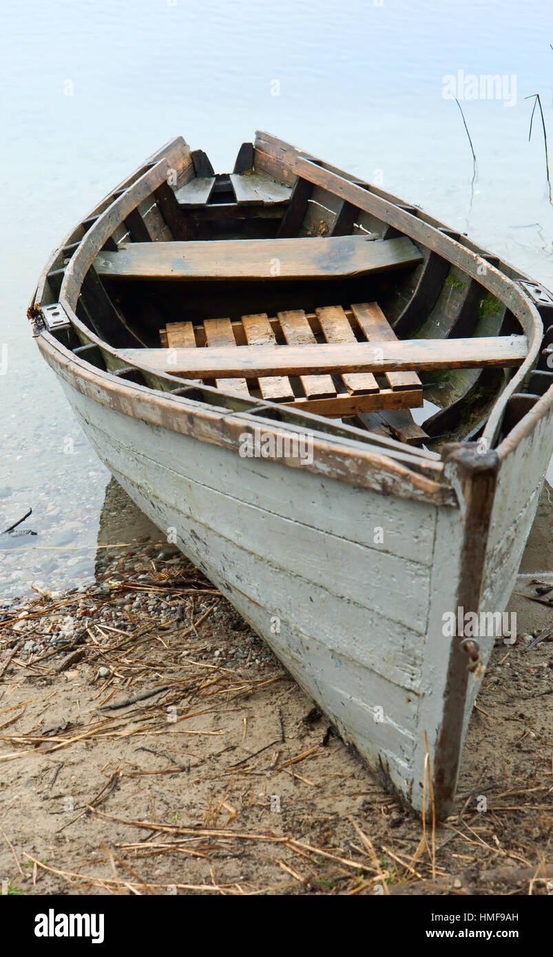 Petit bateau amarré à la fin de la saison de pêche Banque D'Images