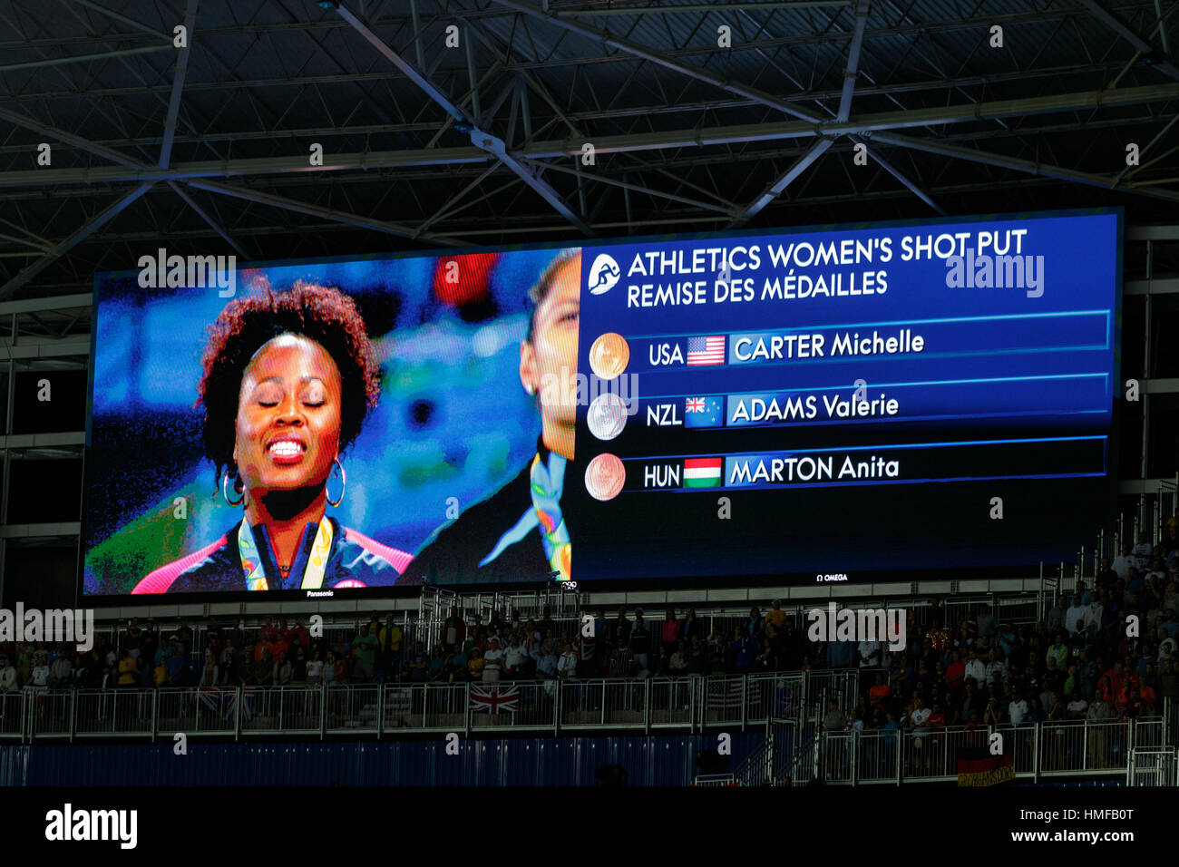 Rio de Janeiro, Brésil. 13 août 2016. Carte vidéo montrant Michelle Carter (USA) médaillé d'or du lancer du poids des femmes à l'Olympique 2016 Summ Banque D'Images